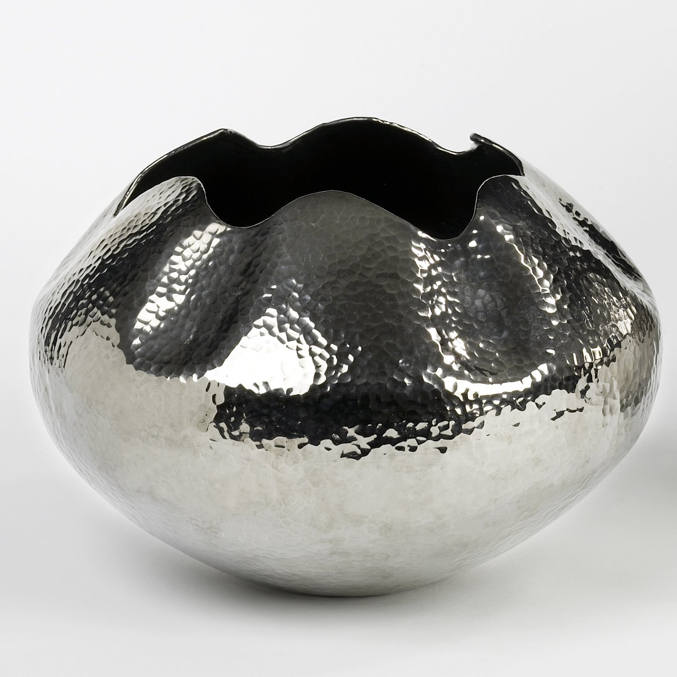 Akaba Gefäß / Vase gehämmert, vernickelt H 22 cm, D 32 cm,