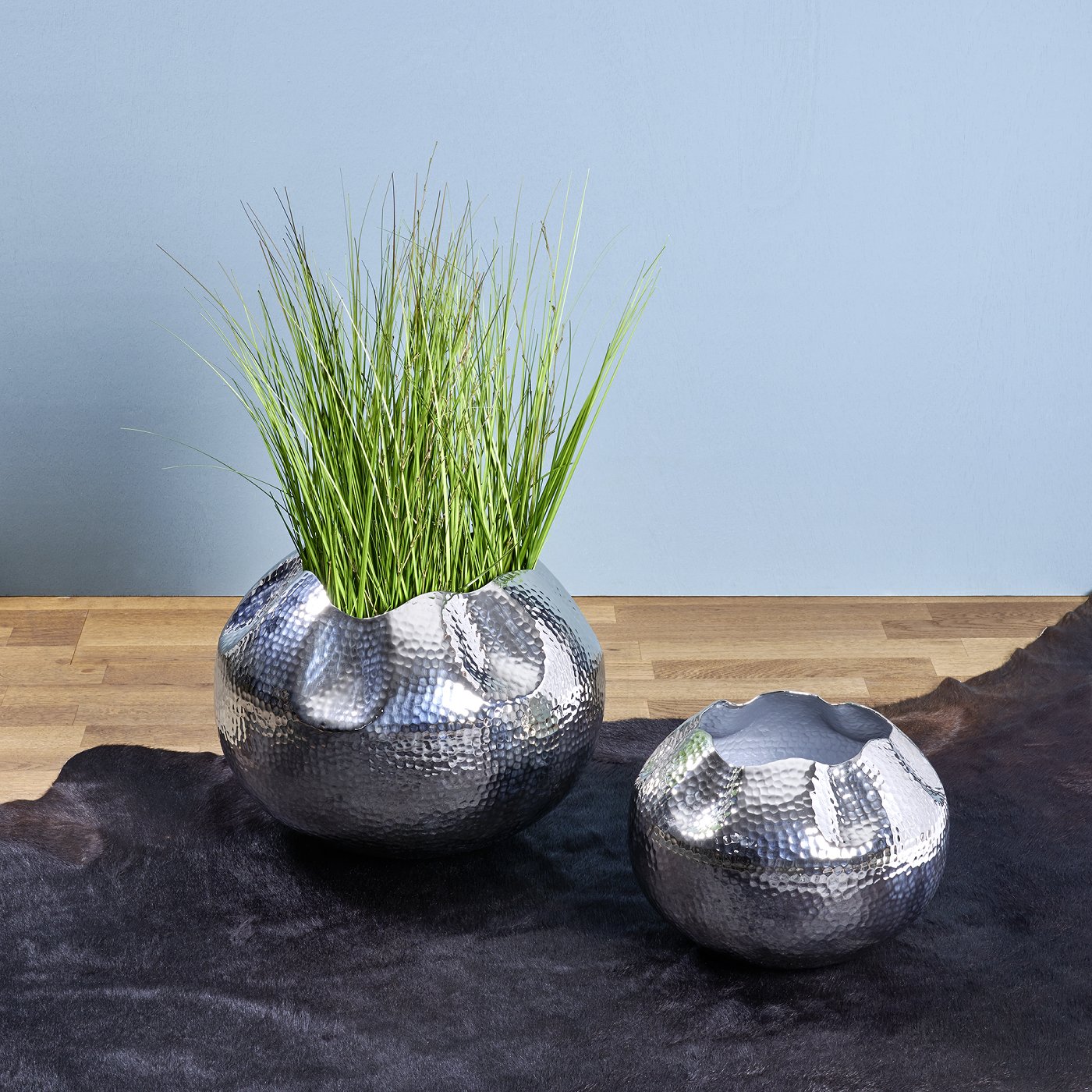 Akaba Gefäß / Vase gehämmert, vernickelt H 22 cm, D 32 cm, | Deko-Objekte