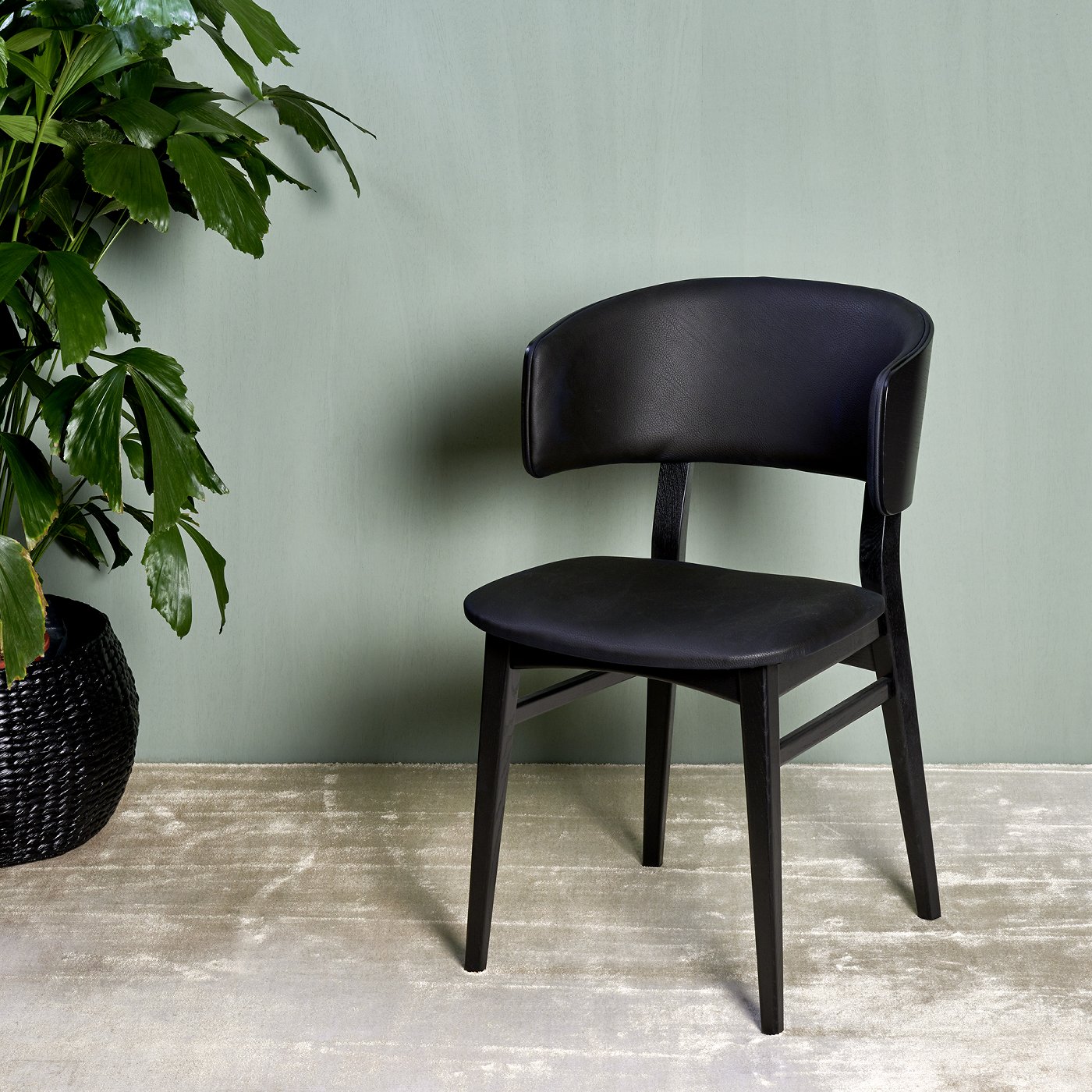 Leander Stuhl Eiche massiv, schwarz gebeizt, lackiert, 50x55cm H 82 cm , SB  45 cm, ST 42 cm, SH 48 cm | Tabletts